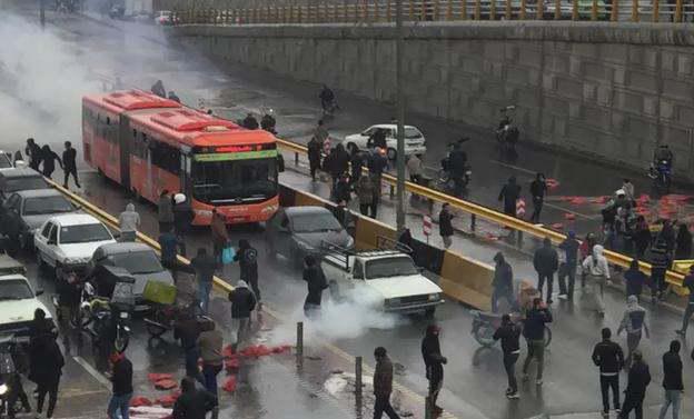 ifmat - Iranian security forces open fire at protesters in Tehran