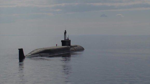 ifmat - Video - Iran transports submarine to naval port