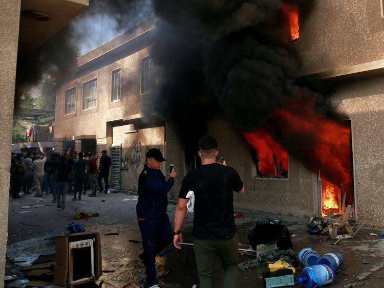 ifmat - Pro-Iran protesters torch Kurd party offices in Baghdad