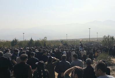 ifmat - Mourners gather at Mahsa Amini grave amid crackdown